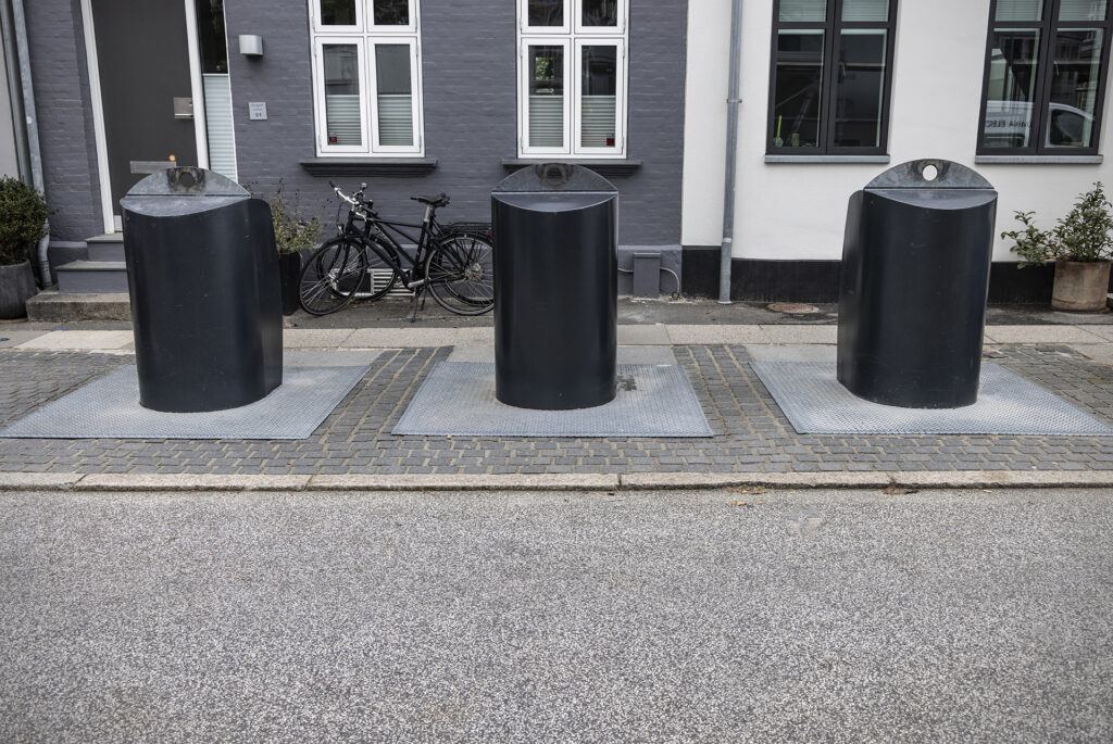 Miljøstationer med brostensbelægning med fast fuge med Lithomex styrkefuge i Ole Rømers Gade i Aarhus