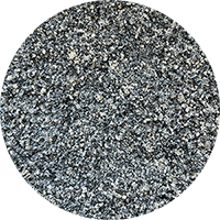 Cirkel med foto af grå sand, der anvendes til Easy fugesand, Quicksand, Styrkefuge og LAR-løsninger med styrkefuge fra Lithomex