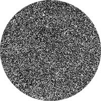 Cirkel med foto af sort sand, der anvendes til Easy fugesand, Quicksand, Styrkefuge og LAR-løsninger med styrkefuge fra Lithomex