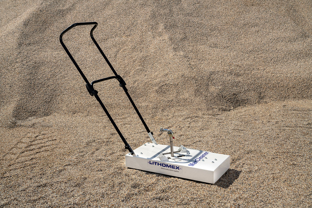 Lithomex MaxCleaner fra Max-serien udstillet i en sandgrav