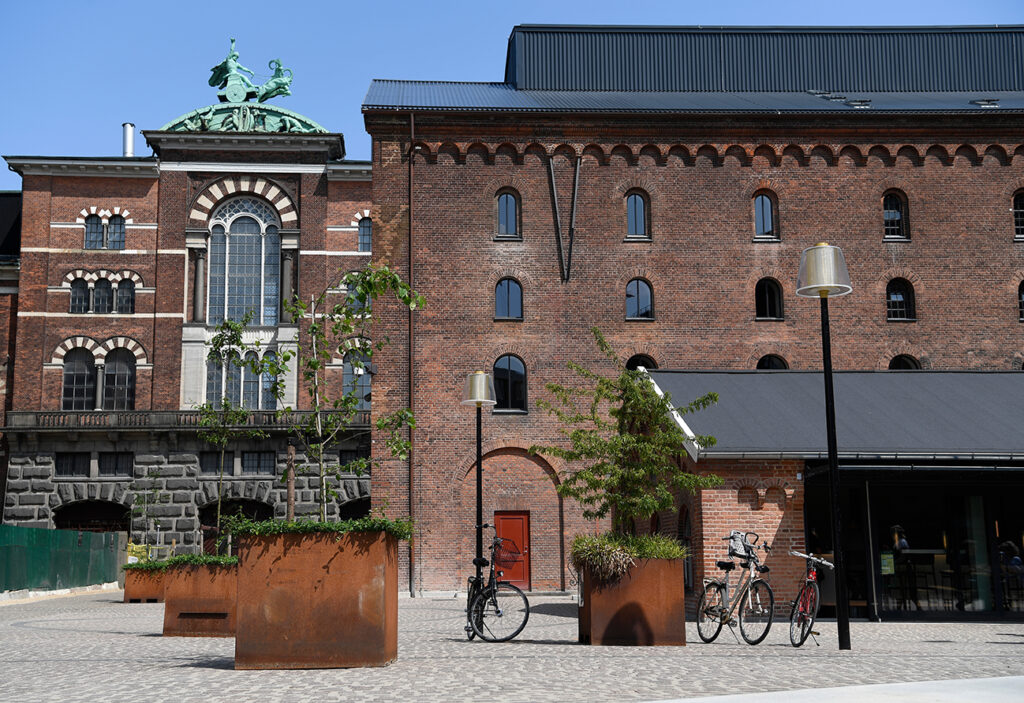 Granit belægningssten med Lithomex styrkefuger på Bryggernes Plads i Carlsberg Byen i København