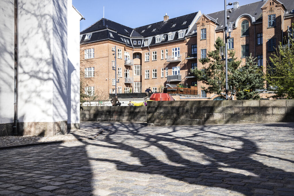 Lithomex styrkefuge mellem natursten bl.a. brosten og chaussésten på Budolfi Plads i Aalborg