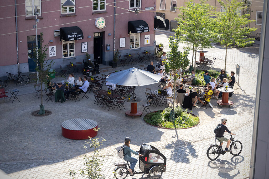Byfornyelse på Fredens Torv i Aarhus hvor styrkefuger mellem brostenen er Lithomex styrkefuge L50