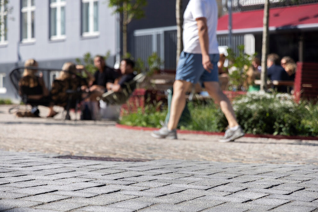 Byfornyelse på Fredens Torv i Aarhus hvor styrkefuger mellem brostenen er Lithomex styrkefuge L50
